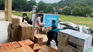 Những chuyến xe phủ màu xanh VNPT ngược dòng lũ hỗ trợ vận chuyển hàng cứu trợ, nước sạch, nhu yếu phẩm đến bà con gặp khó khăn.