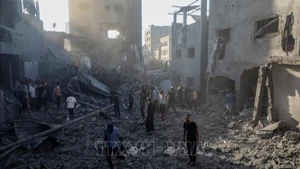 Cảnh tàn phá sau cuộc không kích của Israel tại Gaza. (Ảnh: THX/TTXVN)