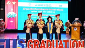 Tân cử nhân Nguyễn Hoàng Ánh Mai Sao, thủ khoa Chương trình Kiểm toán chất lượng cao khóa 63, tặng hoa tri ân thầy cô. (Ảnh: TUẤN ANH)