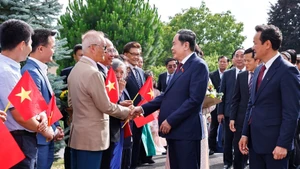 Chủ tịch Quốc hội Trần Thanh Mẫn và Phu nhân gặp gỡ cán bộ, nhân viên Phái đoàn Việt Nam tại Liên hợp quốc và các tổ chức quốc tế tại Geneva, Đại sứ quán và cộng đồng người Việt Nam tại Thụy Sĩ. (Ảnh: TTXVN)