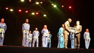 Chủ tịch Quốc hội Trần Thanh Mẫn trao quà lưu niệm tặng Lãnh đạo Liên đoàn Vovinam Senegal sau buổi biểu diễn võ thuật. (Ảnh: VĂN CHÚC)