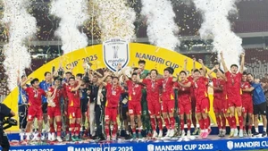 Các cầu thủ U23 Việt Nam hân hoan nâng cao cúp vô địch U23 Đông Nam Á 2025 trên sân Gelora Bung Karno. (Ảnh: TTXVN)