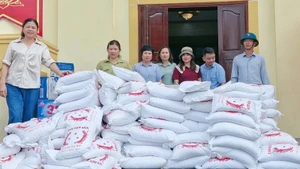 Chia sẻ khó khăn với người dân vùng lũ tại Điện Biên, hiện đã có nhiều đoàn từ thiện đem gạo, thực phẩm thiết yếu về hỗ trợ.