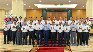 Thường trực Ban Bí thư Trần Cẩm Tú và các đại biểu cùng các đồng chí trong Ban Thường vụ Tỉnh ủy Hà Tĩnh.