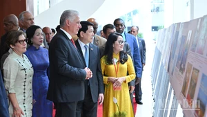 Chủ tịch nước Lương Cường và Phu nhân cùng Bí thư Thứ nhất, Chủ tịch nước Cộng hòa Cuba Miguel Diaz Canel Bermudez và Phu nhân tham quan triển lãm ảnh tại lễ kỷ niệm.