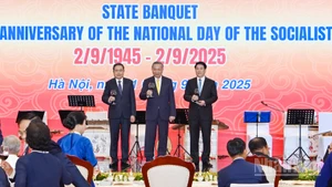 Tổng Bí thư Tô Lâm, Chủ tịch nước Lương Cường, Chủ tịch Quốc hội Trần Thanh Mẫn thực hiện nghi thức chúc rượu tại buổi chiêu đãi. 
