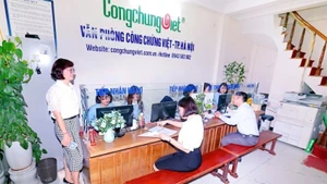 Người dân làm thủ tục công chứng tại Văn phòng công chứng Việt. (Ảnh: TH)