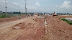 Công ty cổ phần Đầu tư phát triển Yên Bình san lấp mặt bằng diện tích đất được giao đợt 1 Khu công nghiệp Yên Bình II.
