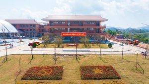 Trường Liên cấp Si Pa Phìn hoàn thành đưa vào sử dụng đem lại điều kiện học tập, ăn, ở tốt hơn cho 1.013 học sinh là con em đồng bào các dân tộc ở xã biên giới Si Pa Phìn.