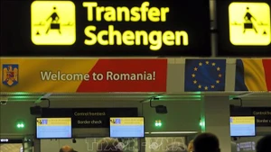 Biển chỉ hướng cho du khách đi vào khu vực Schengen tại sân bay quốc tế Henri Coanda, Romania ngày 31/3/2024. (Ảnh: THX/TTXVN)