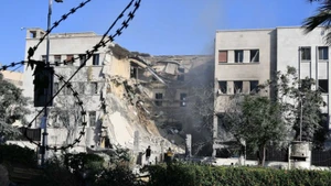 Trụ sở Tổng tư lệnh quân đội Syria ở Damascus bị phá hủy sau vụ không kích của không lực Israel, ngày 16/7/2025. (Ảnh: THX/TTXVN)