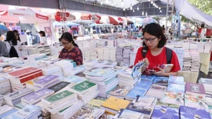 Những ngày hội sách quốc gia luôn thu hút sự quan tâm của giới trẻ. (Ảnh: QUANG VINH)