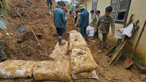 Cán bộ, chiến sĩ Ban Chỉ huy Bộ đội Biên phòng tỉnh Điện Biên hót đất, thông đường vào vùng lũ quét. 