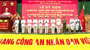 Thượng tướng Nguyễn Văn Long trao Huân chương Chiến công hạng ba của Chủ tịch nước tặng thưởng Phòng Cảnh sát điều tra tội phạm về ma túy Công an tỉnh Thái Nguyên.