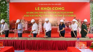 Bí thư Tỉnh ủy Trần Quốc Cường cùng các đại biểu thực hiện nghi thức khởi công công trình. 