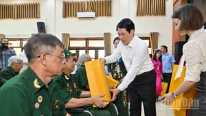 Chủ tịch nước Lương Cường trao quà tặng các thương binh tại Trung tâm Điều dưỡng thương binh Duy Tiên.