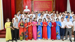 Chủ tịch nước Lương Cường cùng các đại biểu và đảng viên Chi bộ thôn Quảng Chính 6 tại buổi sinh hoạt chuyên đề.