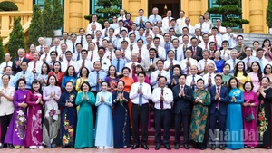 Chủ tịch nước Lương Cường với các đại biểu tại buổi gặp mặt.