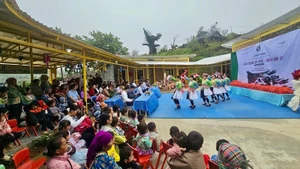 Nhân dân, học sinh và phụ huynh ở bản Lồng, xã Quài Tở, tỉnh Điện Biên vui mừng chứng kiến lễ khánh thành, đưa Điểm trường Hạnh Phúc ở bản Lồng vào sử dụng.