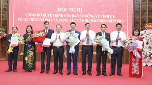 Trao Quyết định và tặng hoa các đồng chí được bổ nhiệm lãnh đạo Ban Biên tập Báo Điện Biên Phủ.