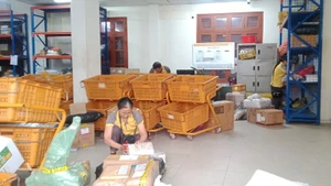 Các đơn vị trực thuộc Bưu điện tỉnh Thái Nguyên nhanh chóng phân luồng, phân loại bưu kiện, hàng hóa để chuyển phát nhanh nhất đến khách hàng.