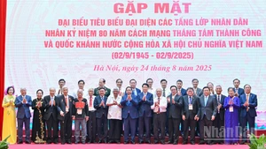 Các đồng chí lãnh đạo, nguyên lãnh đạo Đảng, Nhà nước và các đại biểu tại hội nghị.