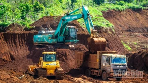 Công đoạn bốc đất phủ trong khai thác bô-xít.