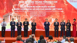Các đại biểu thực hiện nghi thức bấm nút khai trương Trung tâm Báo chí Lễ kỷ niệm 80 năm Quốc khánh. 