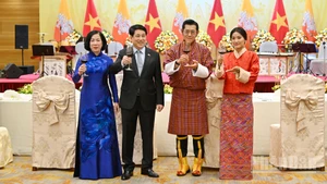 Chủ tịch nước Lương Cường và Phu nhân Nguyễn Thị Minh Nguyệt cùng Quốc vương Bhutan Jigme Khesar Namgyel Wangchuck và Hoàng hậu Jetsun Pema nâng ly tại chiêu đãi.