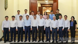 Chủ tịch nước Lương Cường và các đại biểu cùng các đồng chí trong Ban Thường vụ Tỉnh ủy Điện Biên tại buổi làm việc.