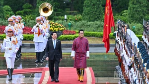 Chủ tịch nước Lương Cường và Quốc vương Bhutan Jigme Khesar Namgyel Wangchuck duyệt Đội Danh dự Quân đội nhân dân Việt Nam tại lễ đón.
