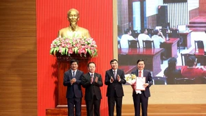 Các đồng chí lãnh đạo tỉnh Điện Biên trao quyết định bổ nhiệm lãnh đạo cho xã Nà Hỳ, tỉnh Điện Biên.
