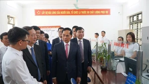 Phó Thủ tướng Chính phủ Bùi Thanh Sơn kiểm tra việc vận hành tại Trung tâm dịch vụ hành chính công xã Thanh An, tỉnh Điện Biên.