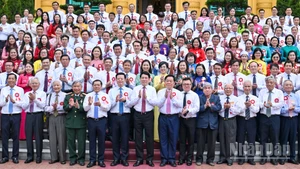 Chủ tịch nước Lương Cường cùng các đại biểu và các nhà báo, người làm báo tiêu biểu tại buổi gặp mặt.