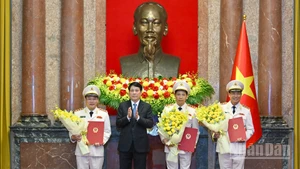 Chủ tịch nước Lương Cường trao Quyết định thăng cấp bậc hàm Thượng tướng cho các đồng chí Lê Tấn Tới, Lê Văn Tuyến và Nguyễn Văn Long.