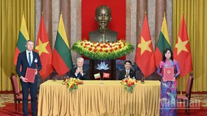 Chủ tịch nước Lương Cường và Tổng thống Litva Gitanas Nauseda chứng kiến Lễ ký Bản ghi nhớ giữa Bộ Công thương nước Cộng hoà xã hội chủ nghĩa Việt Nam và Bộ Năng lượng nước Cộng hoà Litva về hợp tác trong lĩnh vực năng lượng.