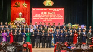 Thường trực Ban Bí thư Trần Cẩm Tú cùng các đại biểu và các đồng chí học viên tại lễ bế giảng.