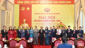 Chánh Văn phòng Trung ương Đảng Lê Hoài Trung và Phó Chủ tịch nước Võ Thị Ánh Xuân chúc mừng Ban Chấp hành Đảng bộ Văn phòng Chủ tịch nước, khóa IX, nhiệm kỳ 2025-2030.