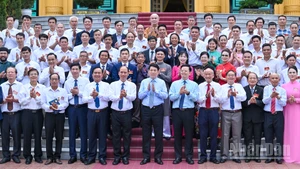 Chủ tịch nước Lương Cường với các nghệ nhân làng nghề tiêu biểu toàn quốc và các đại biểu tại buổi gặp mặt.