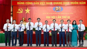 Thường trực Ban Bí thư Trần Cẩm Tú, Trưởng Ban Nội chính Trung ương Phan Đình Trạc cùng các đại biểu và đảng viên của Đảng bộ Cơ quan Ban Nội chính Trung ương tại Đại hội.