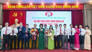 Phó Bí thư Đảng ủy các cơ quan Đảng Trung ương Nguyễn Thị Hoàng Vân tặng hoa chúc mừng Ban Chấp hành Đảng bộ cơ quan Tạp chí Cộng sản, nhiệm kỳ 2025-2030.