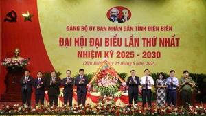 Đồng chí Trần Quốc Cường, Ủy viên Trung ương Đảng, Bí thư Tỉnh ủy Điện Biên cùng tập thể Ban Thường vụ Tỉnh ủy tặng hoa, chúc mừng Đại hội đại biểu Đảng bộ Ủy ban nhân dân tỉnh Điện Biên, nhiệm kỳ 2025-2030.