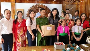 Phu nhân Tổng Bí thư thăm, tặng quà thương binh Lò Đức Tiến, Công an xã Vân Hồ, tỉnh Sơn La.