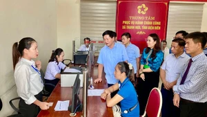 Chủ tịch Ủy ban nhân dân tỉnh Điện Biên Lê Thành Đô kiểm tra vận hành Trung tâm phục vụ hành chính công theo mô hình chính quyền địa phương hai cấp tại xã Thanh Nưa (mới). (Ảnh: LÊ LAN)