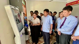 Chủ tịch Ủy ban nhân dân tỉnh Điện Biên Lê Thành Đô (người giữa ảnh) kiểm tra hoạt động tại Trung tâm dịch vụ hành chính công xã Thanh Nưa, tỉnh Điện Biên.