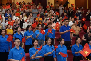 Các đại biểu và khán giả xúc động hòa mình cùng lời ca, giai điệu trong chương trình.