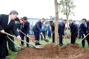 Tổng Bí thư Tô Lâm và các đại biểu tham gia trồng cây tại Lễ phát động “Tết trồng cây đời đời nhớ ơn Bác Hồ” Xuân Bính Ngọ 2026. (Ảnh: Thống Nhất/TTXVN)