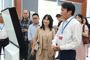 Đoàn công tác của Bộ Khoa học và Công nghệ tìm hiểu thực tế tại Trung tâm hành chính công thành phố Huế.