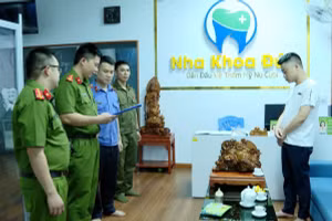 Cơ quan Cảnh sát điều tra Công tỉnh Lạng Sơn tiến hành Lệnh khám xét Phòng khám do Hoàng Trọng Nguyên làm chủ.