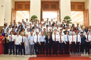 Thủ tướng Chính phủ Phạm Minh Chính và lãnh đạo, nguyên lãnh đạo các cơ quan thông tấn báo chí, các nhà báo lão thành tham dự buổi gặp mặt. (Ảnh: Trần Hải)